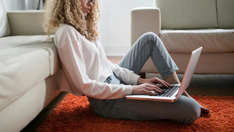 Gestion simplifiée de votre site web par abonnement avec Holyweb Espace de travail moderne illustrant la gestion simplifiée d'un site web par abonnement Holyweb