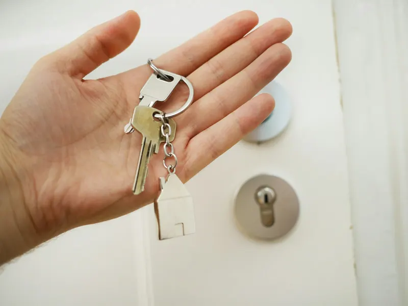 Une clé insérée dans la serrure d'une porte