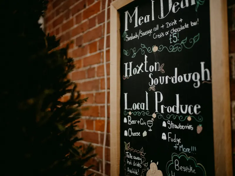 Un tableau noir avec un menu et ses prix écrits à la craie