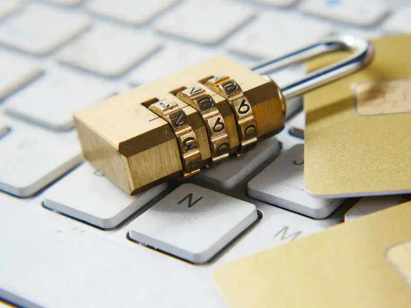 Un cadenas doré posé sur un clavier d'ordinateur
