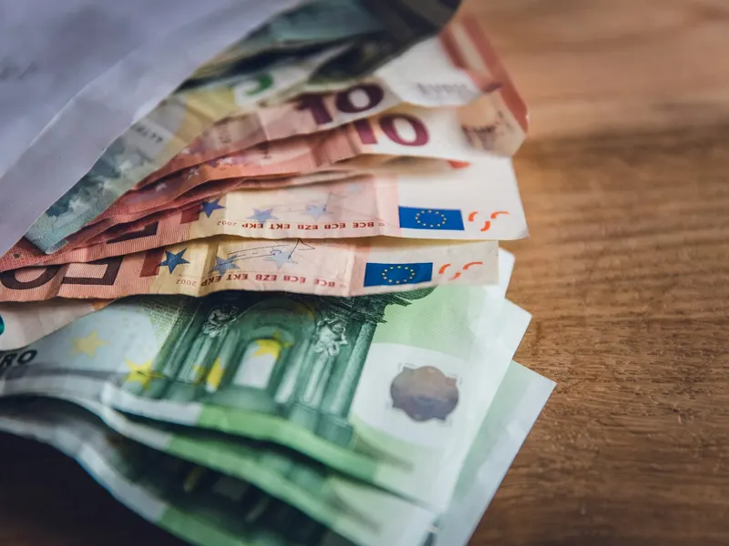 Des billets en euros étalés sur une table
