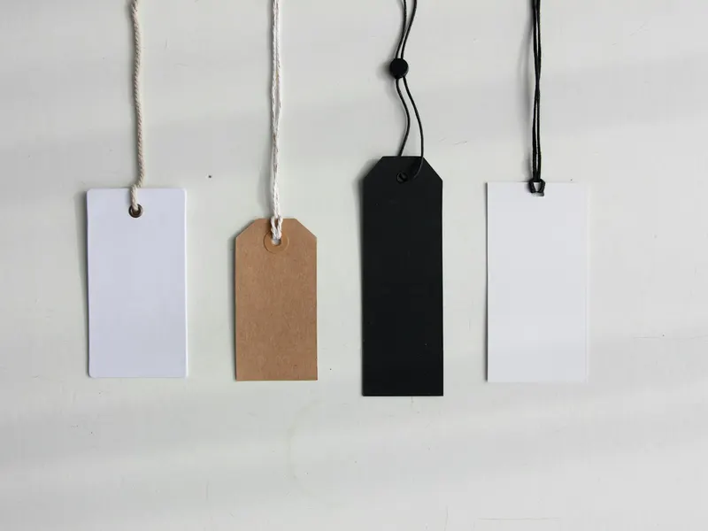Quatre étiquettes en papier kraft vierges posées sur une table