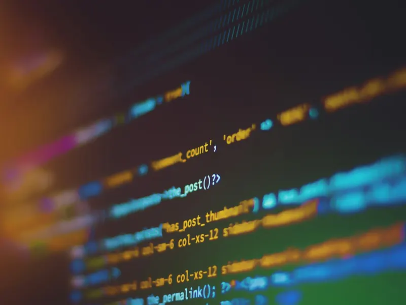 Lignes de code PHP en gros plan sur un écran sombre