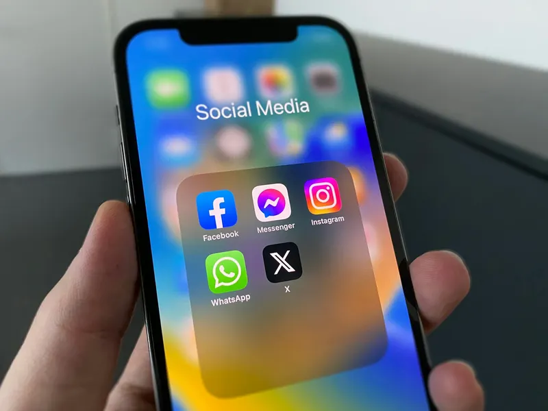 L'écran d'un téléphone affichant les icônes d'applications de réseaux sociaux