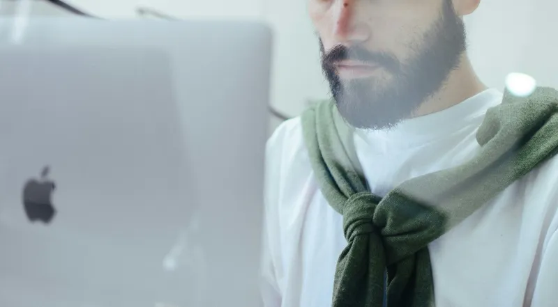 Un développeur concentré sur la création d'un site internet devant son écran