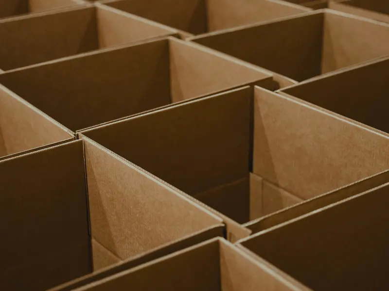 Des cartons de déménagement ouverts, prêts à être remplis