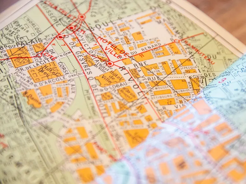 Un plan de ville ancien avec ses rues et ses quartiers