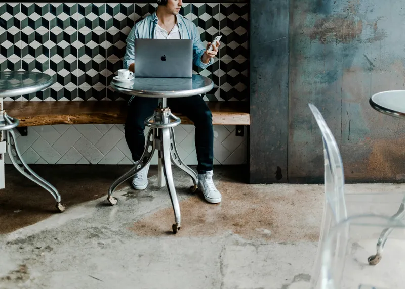 Refonte de site web : un design moderne et des performances optimisées Comparaison avant-après d'une refonte de site web avec un design moderne et des performances optimisées