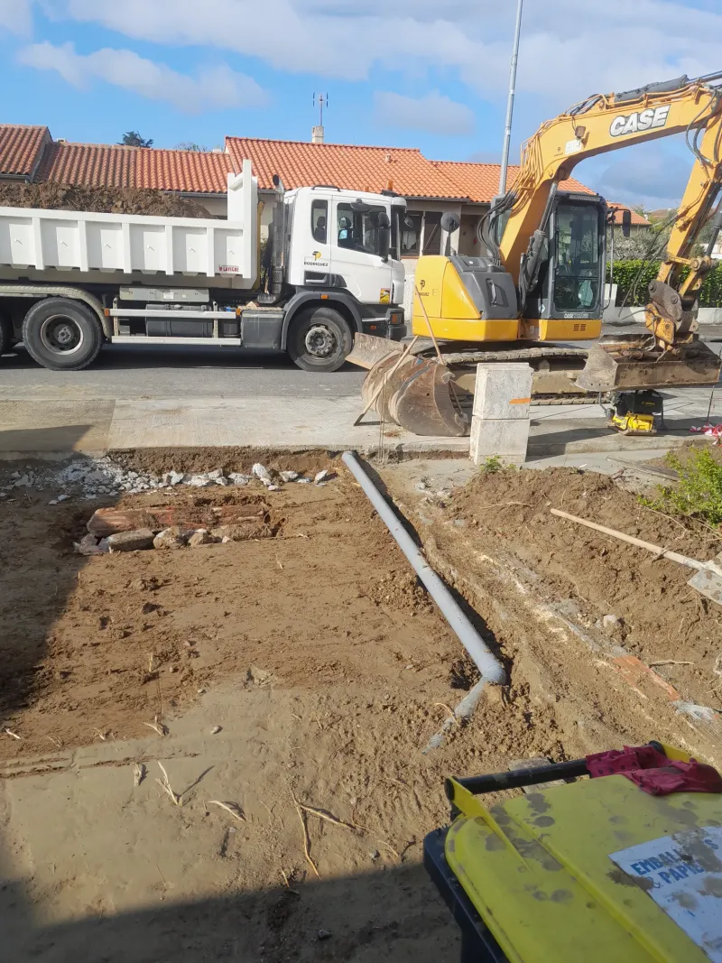 Chantier VRD de Rodriguez Travaux Publics : camion et pelleteuse de l'entreprise en intervention