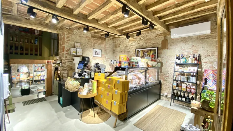 La boutique MAMMA e figlia à Lavaur : épicerie fine italienne sous poutres et briques apparentes