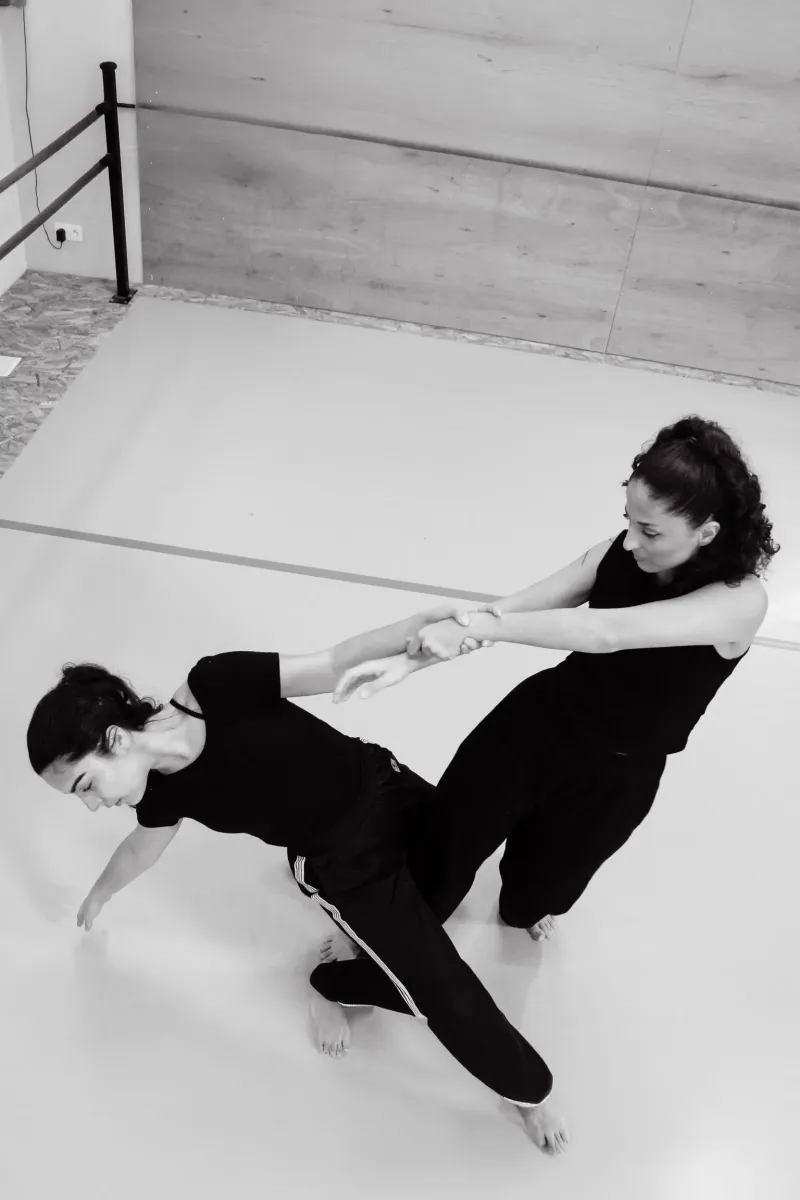 Cours de danse au studio Trajectoire à Toulouse : une élève guidée par sa professeure