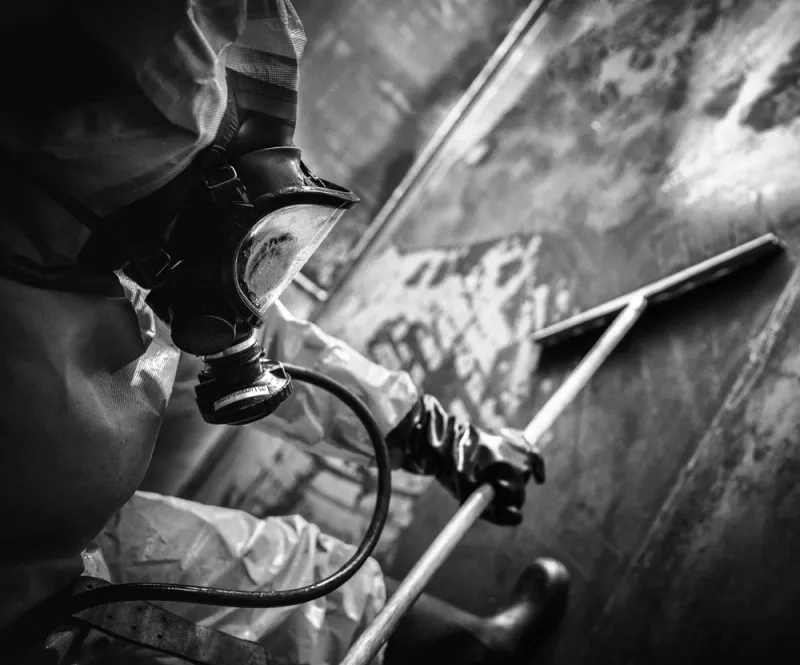 Intervention de décontamination en combinaison intégrale, le métier de l'Agence HD