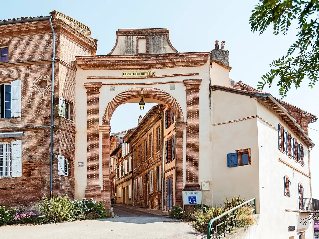 La porte toulousaine en brique, à Verfeil